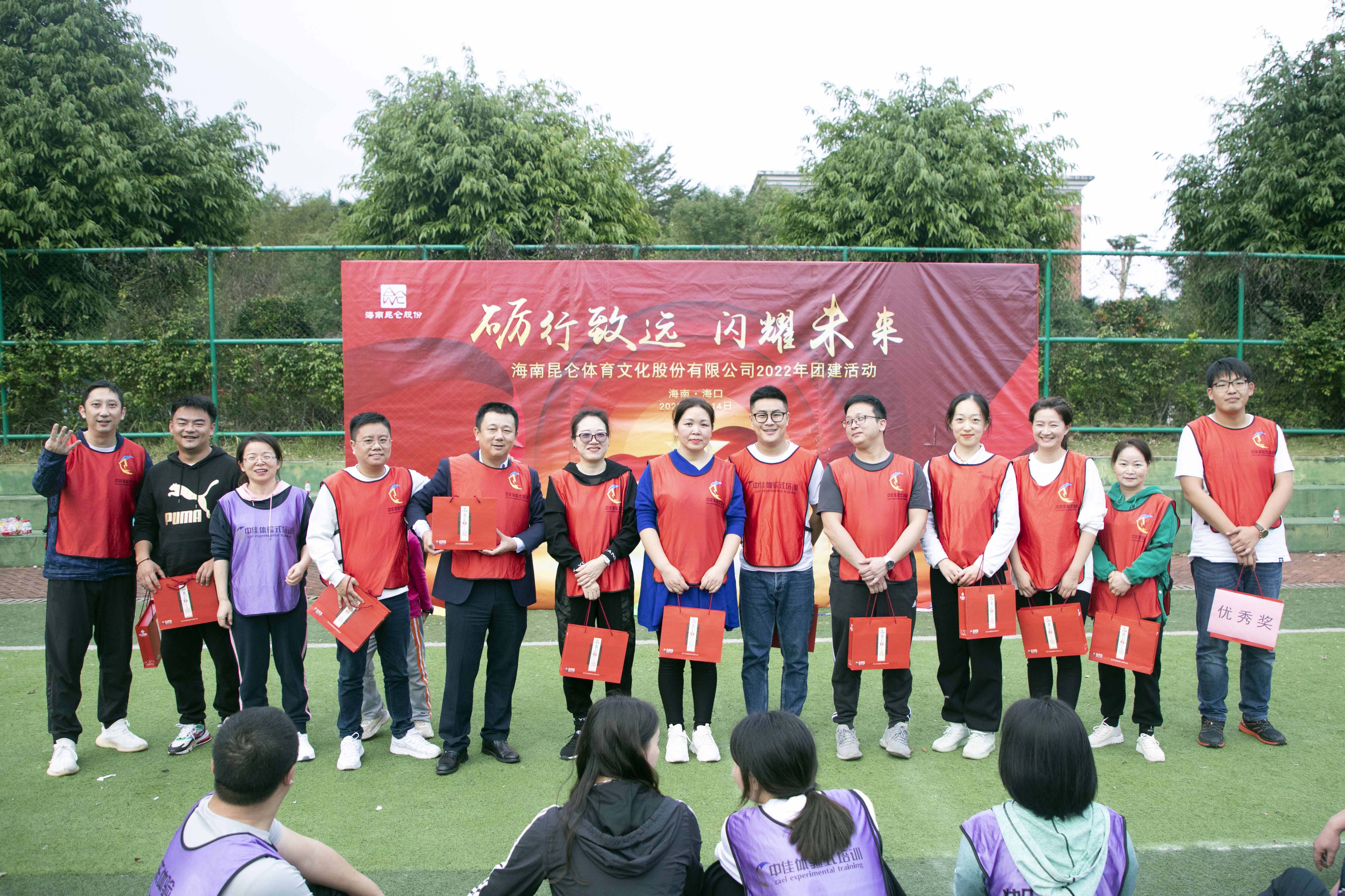 5.颁奖合影 (4).jpg